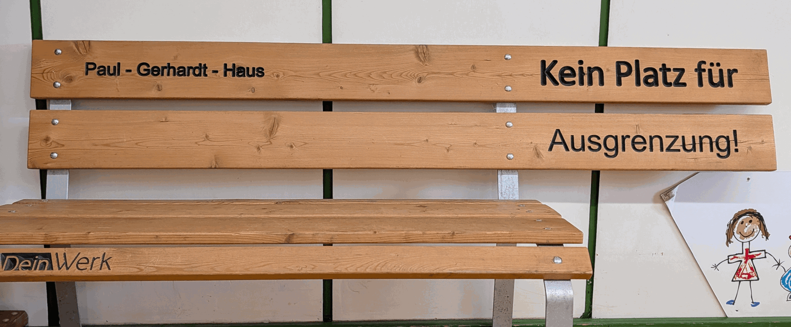 Gezeigt ist eine Bank mit der Aufschrift "Kein Platz für Ausgrenzung"