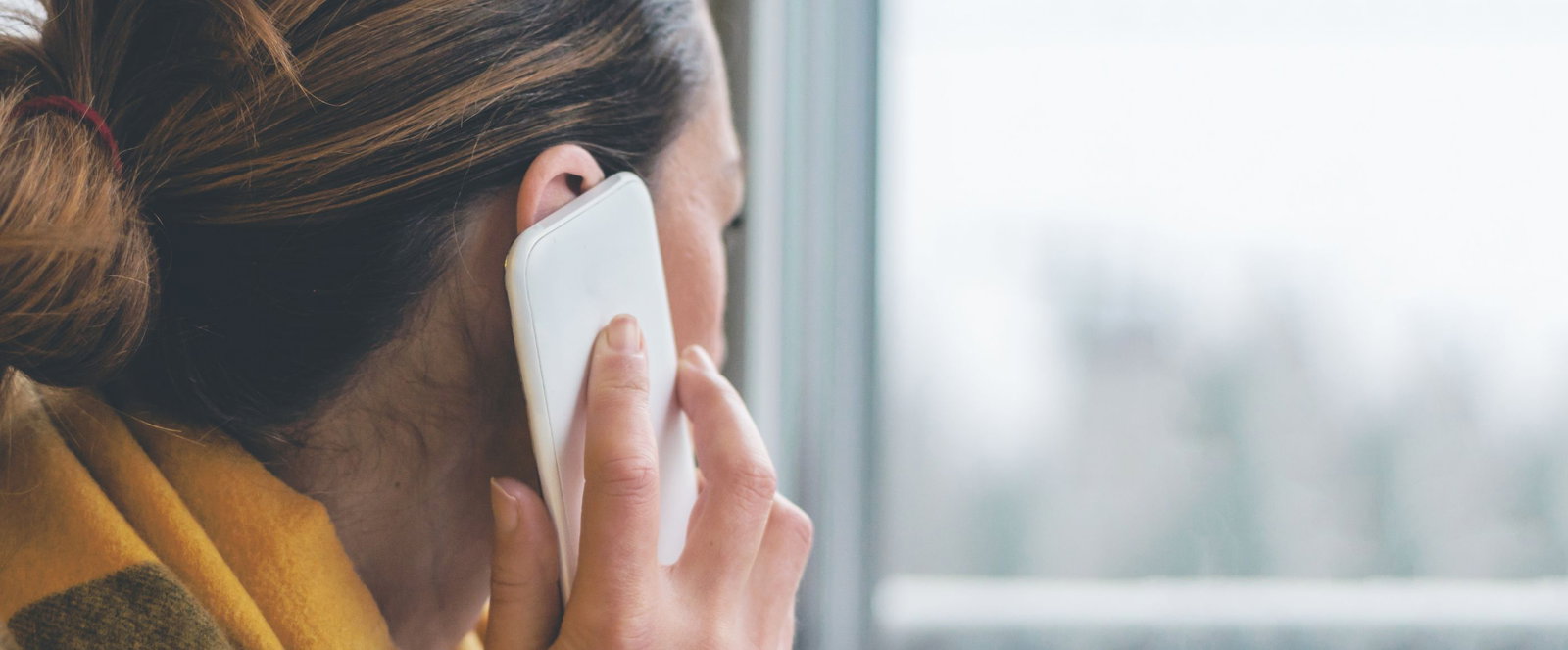 Frau mit Handy am Ohr