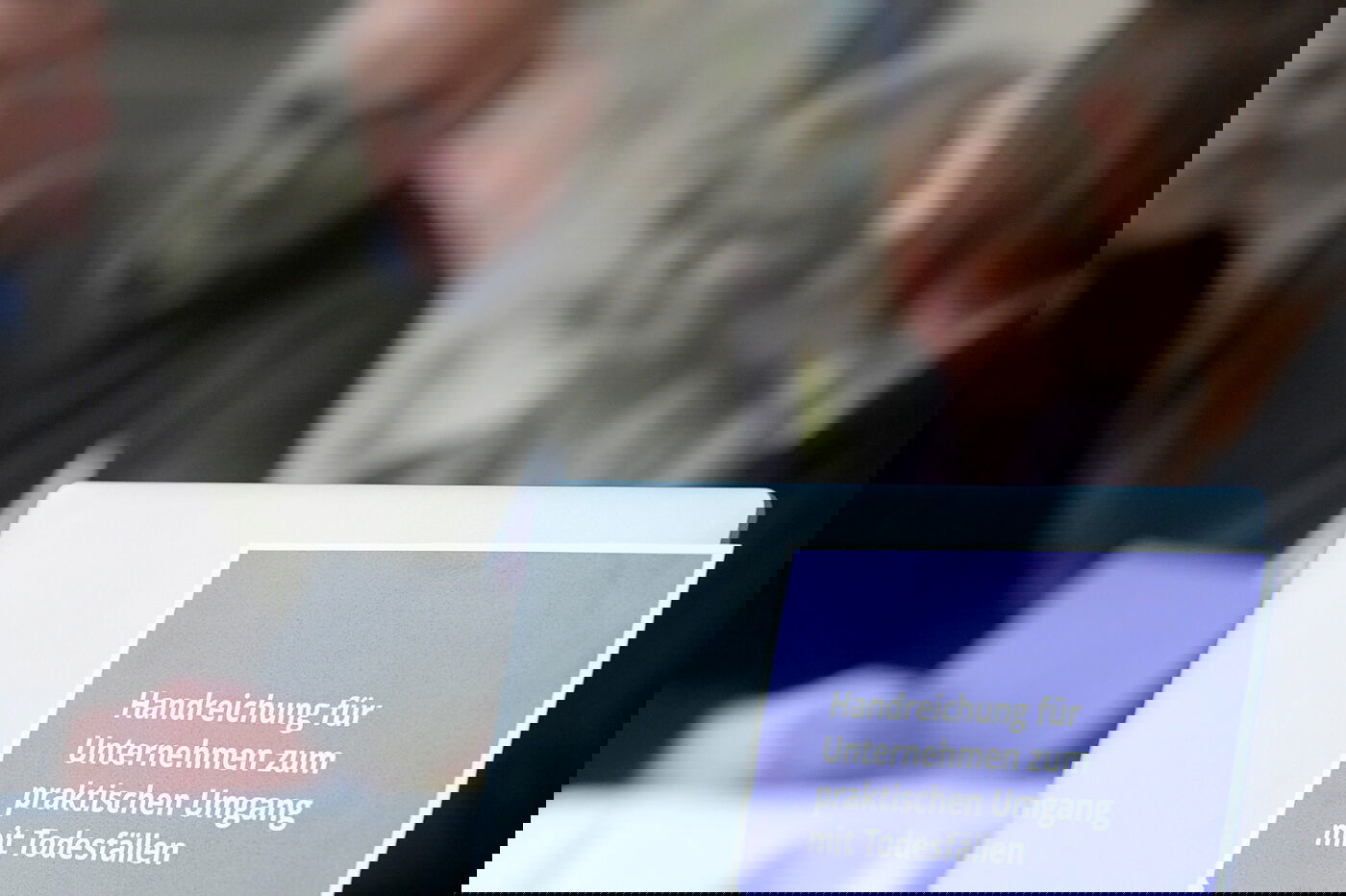 kopfgrafik__2800x1160_handreichung_fuer_unternehmen_zum_umgang_todesfaellen