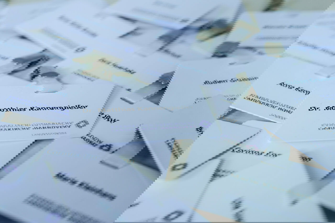 Das Bild zeigt einen Haufen von Namensschildern für die Teilnehmenden der Synodentagung.