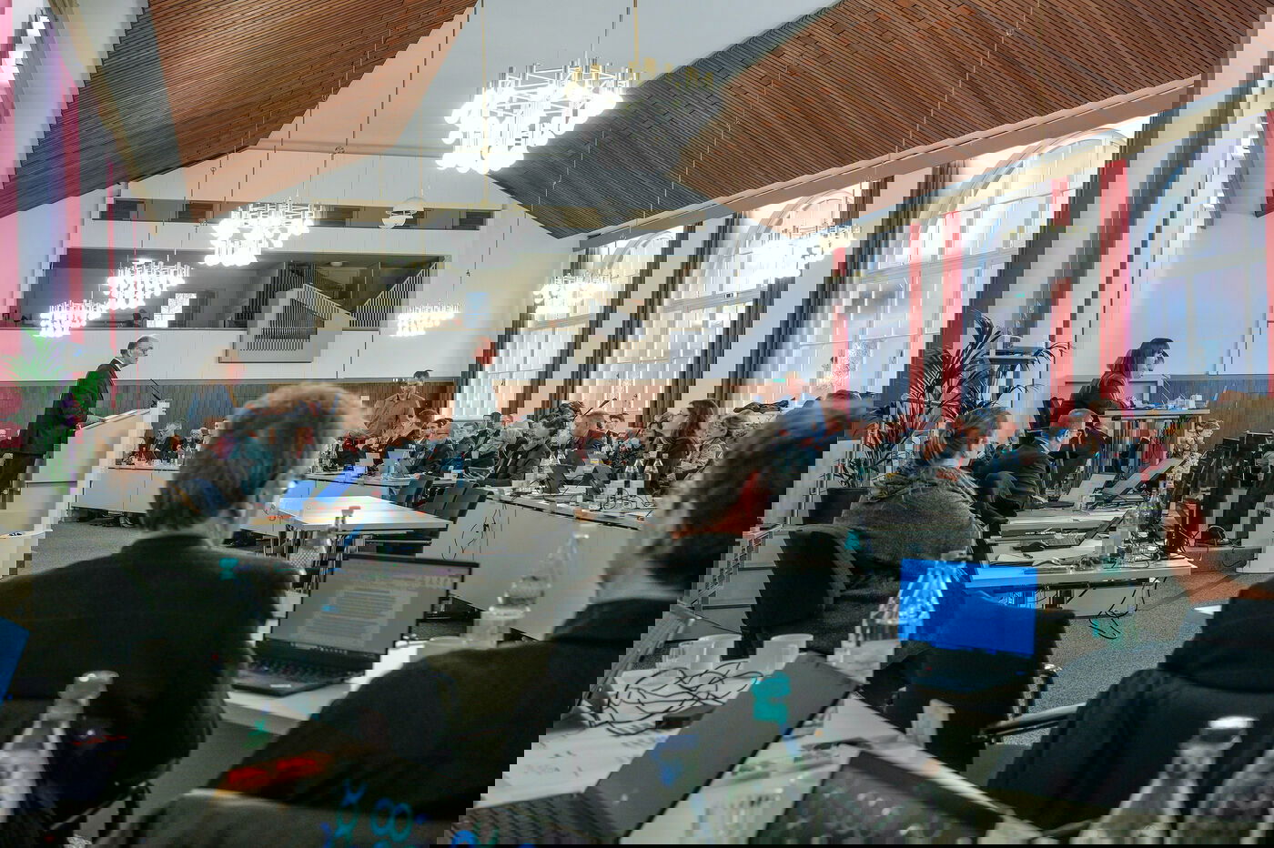 Viele Personen in einem Sitzungssaal