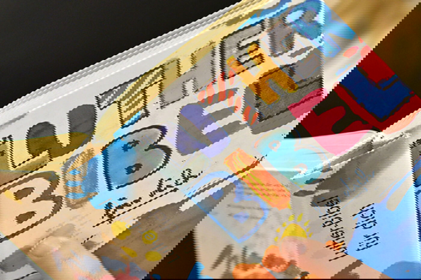 Jemand hält eine bunt aufgemachte Lutherbibel in den Händen