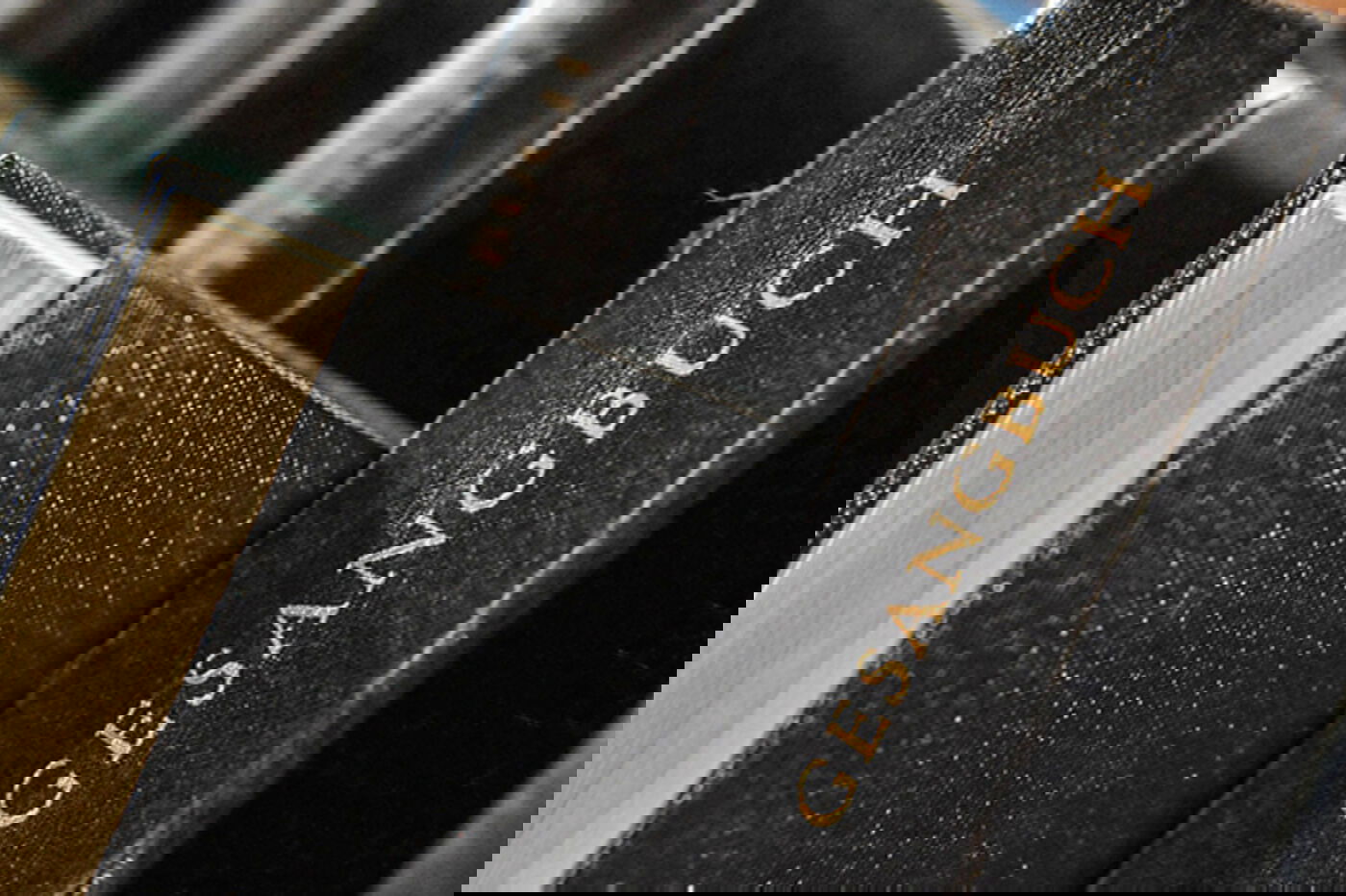 Gesangbuecher in einer Kirche