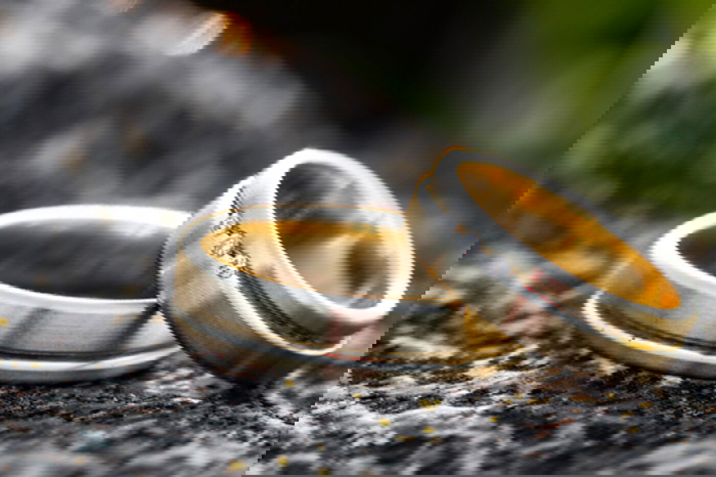 Ringe liegen draußen auf einem Stein