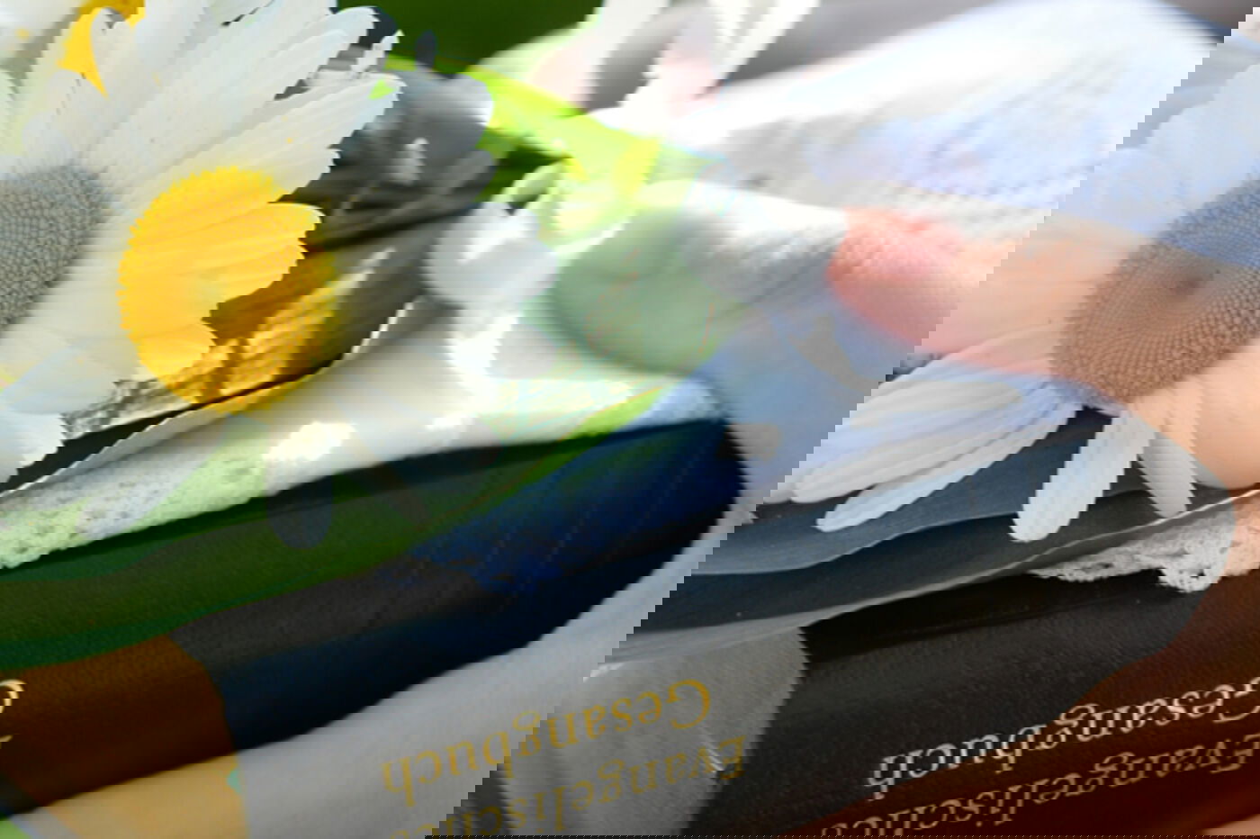 Konfirmandin mit Gesangbuch