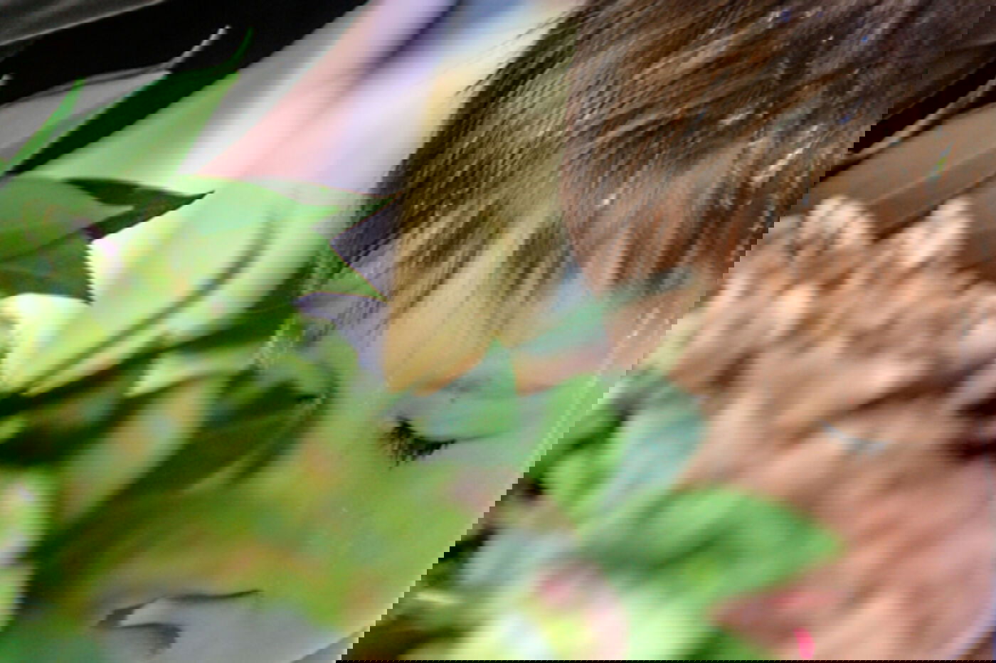 Ein Junge wird getauft