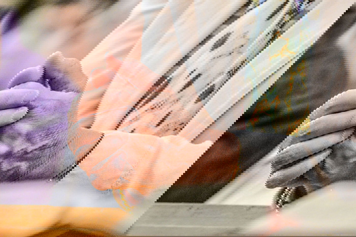 Frau mit gefalteten Händen im Gebet