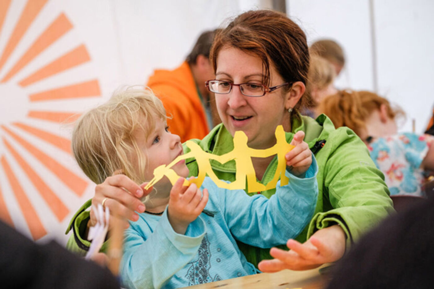 Ehrenamtliche bastelt mit Kindern