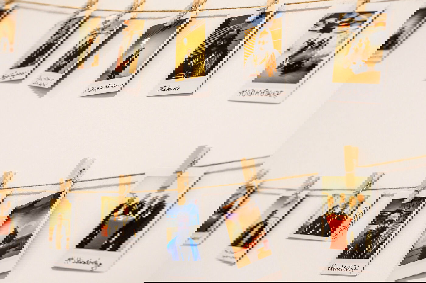 Polaroids aufgereiht an einer Wäscheleine