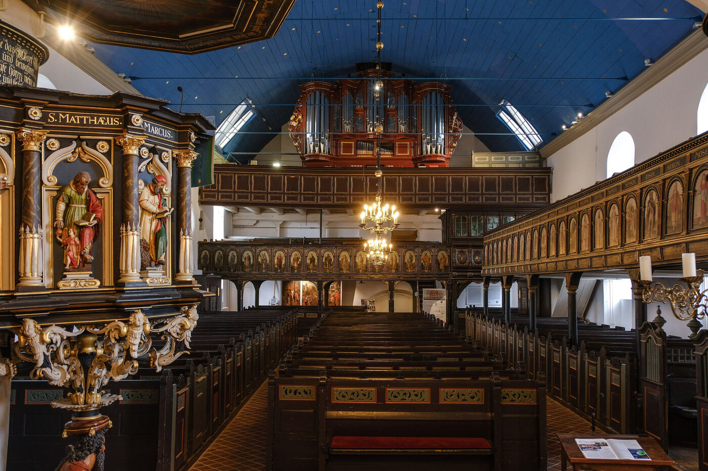 Eine Orgel in einer Kirche.