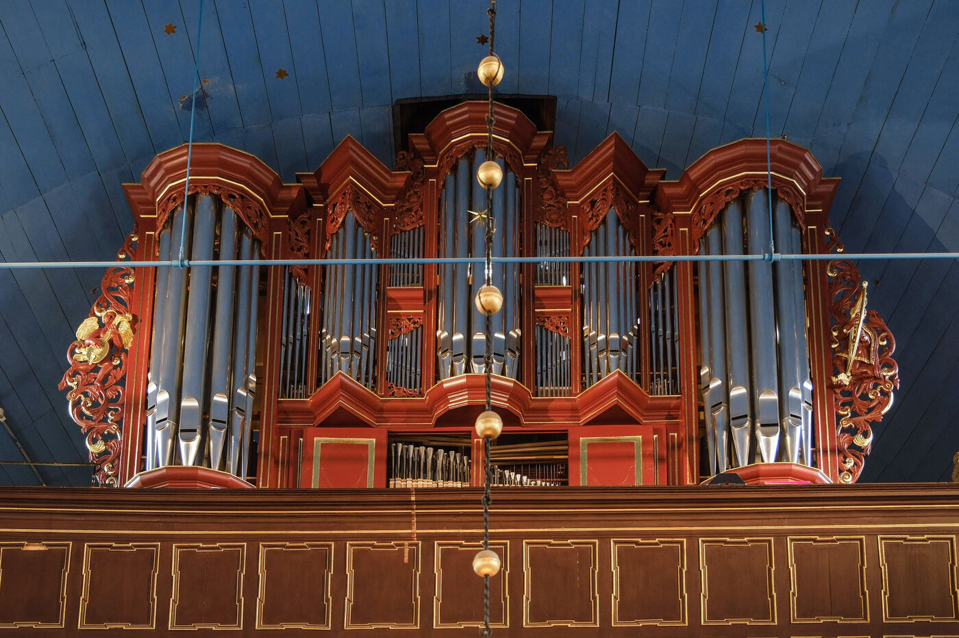 Eine Orgel in einer Kirche.