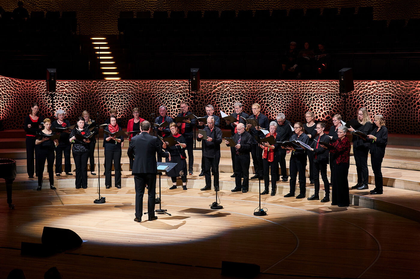 Ein Chor singt in einer großen Konzerthalle