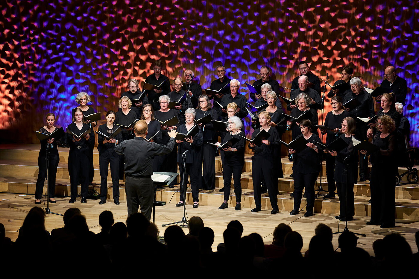 Ein Chor singt in einer großen Konzerthalle