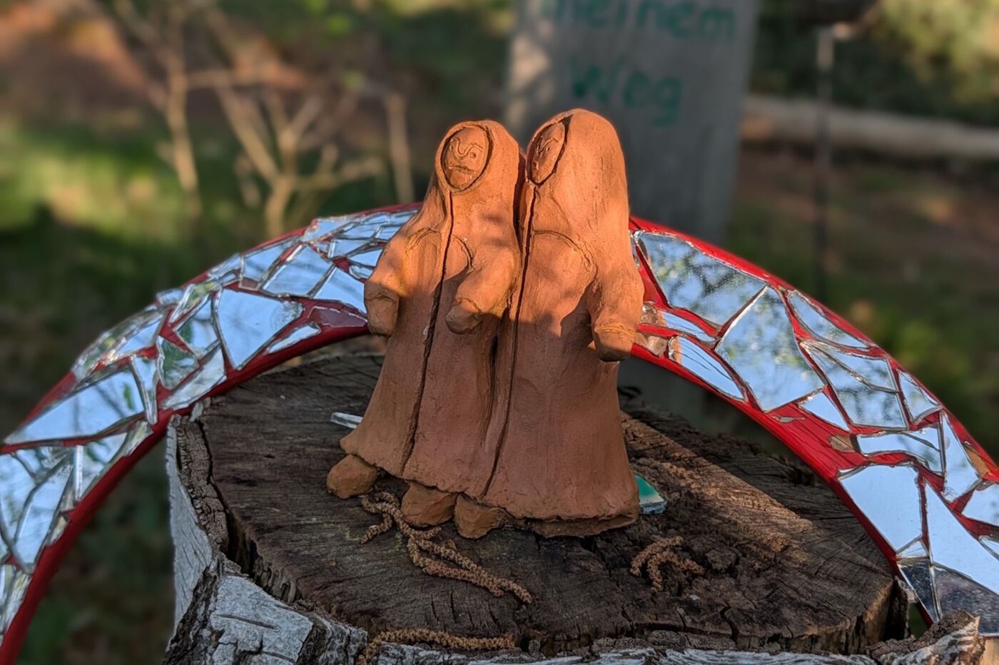 Zwei Figuren auf einem Baumstumpf