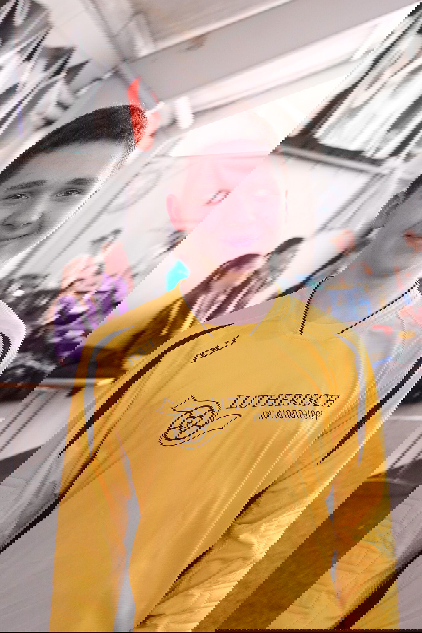 Ein Junge im gelben Torwarttrikot.