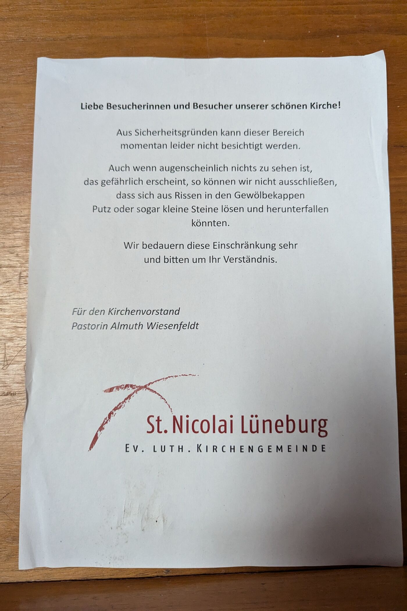 Auf einem weißen Zettel steht, dass Besucher einen Bereich nicht betreten dürfen.