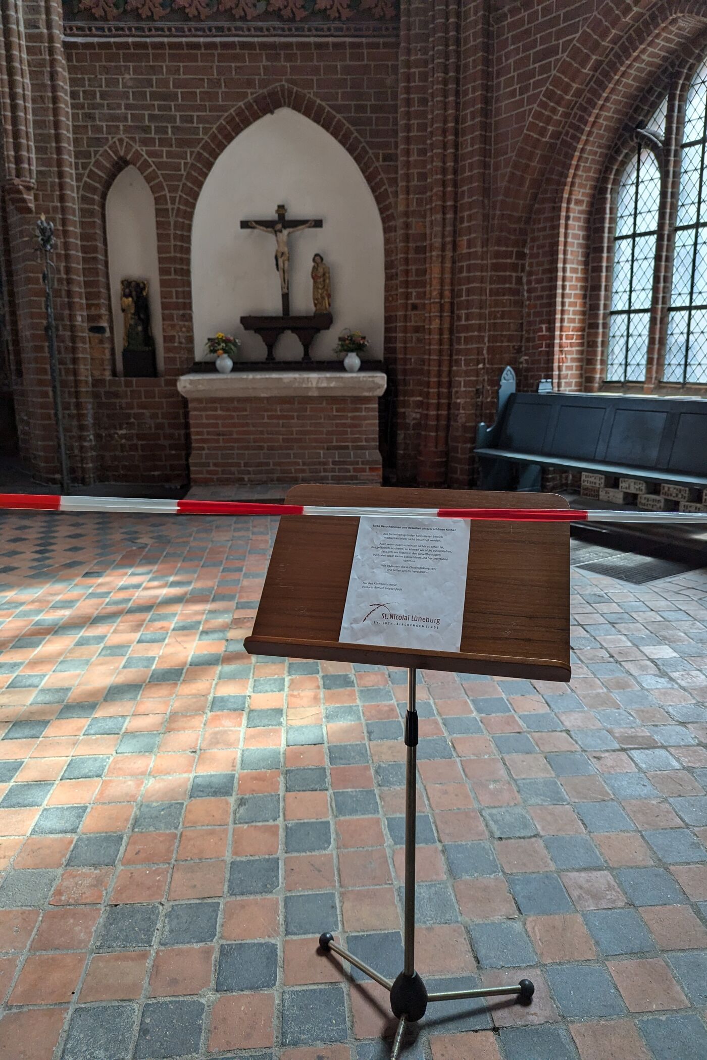 Ein Altar ist mit rotem Absperrband gesperrt.