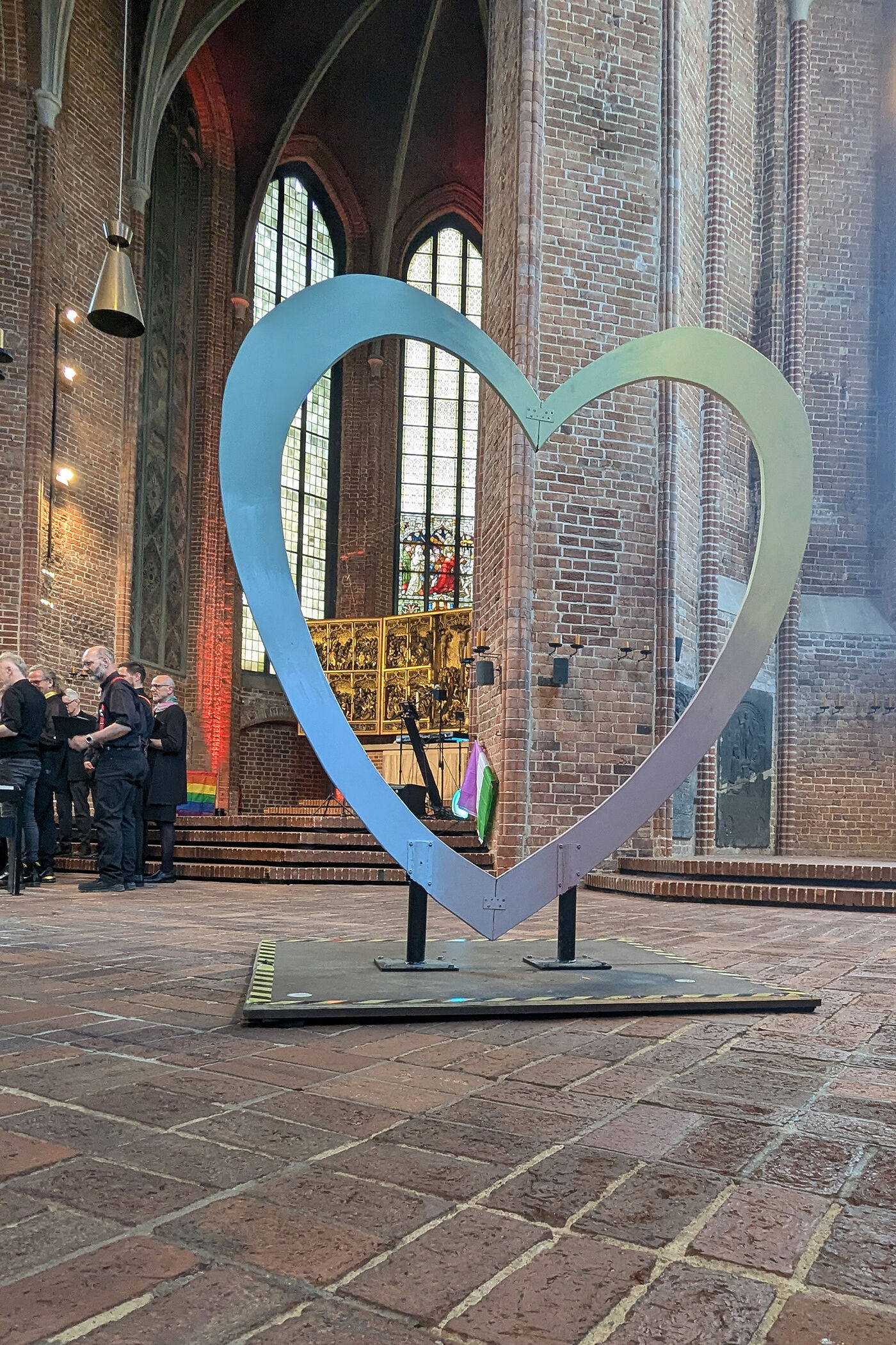 Ein großes Herz in einer Kirche.