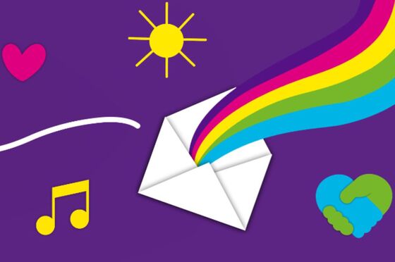 Auf lila Hintergrund sind ein rotes Herz, eine gelbe Doppelnote, eine gelbe Sonne und eine Handschlag einer blauen und einer grünen Hand zu sehen. Aus einem weißen Umschlag steigt ein Regenbogen.