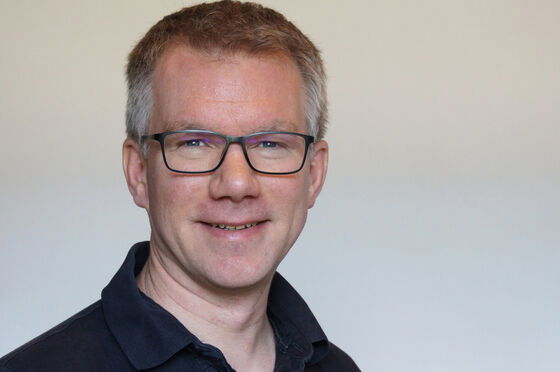 Ein Mann mit einer Brille.