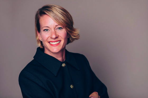 Eine weiblich zu lesende Person im Portrait schaut in die Kamera.