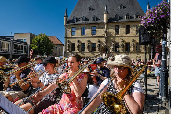 Bläserinnen und Bläser vor dem Osnabrücker Rathaus
