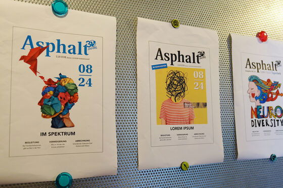 Cover eines Magazins haengen gerahmt an einer Wand