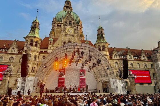Eine große Menschenmenge vor einer Bühne vor dem Neuen Rathaus Hannover.