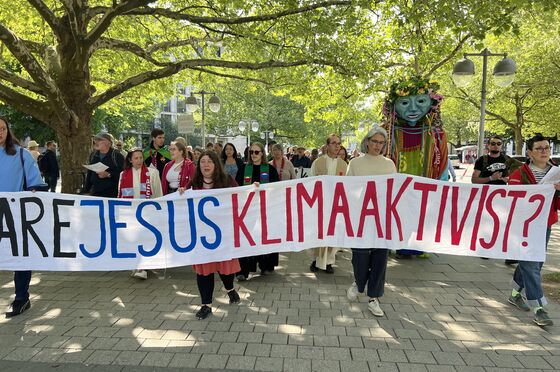 Eine Gruppe von Personen hält ein Banner vor sich auf dem steht: Wäre Jesus Klimaaktivist?