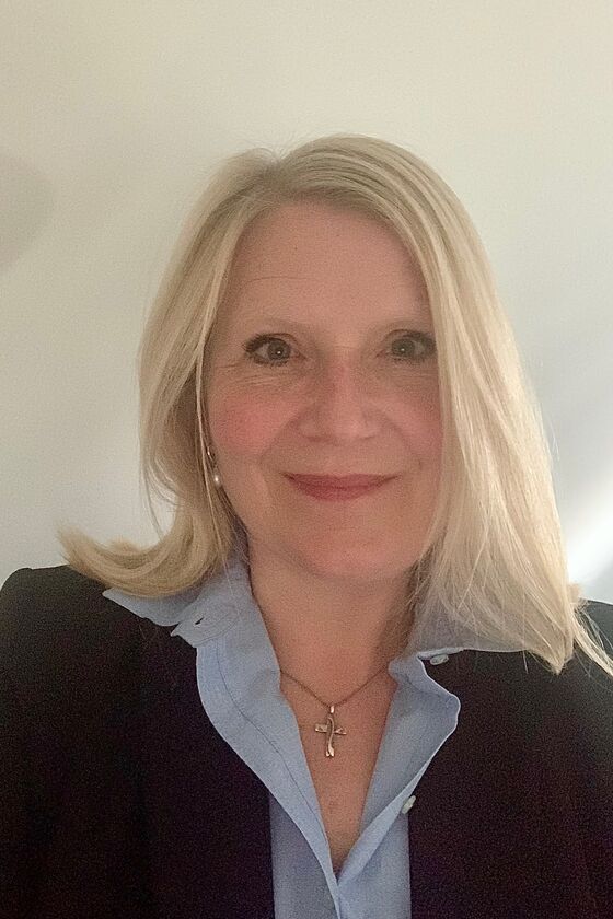 Eine Frau mit blonden Haaren.