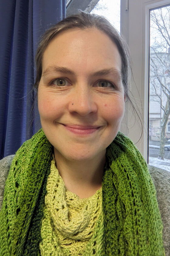 Eine jüngere Frau lächelt in die Kamera.