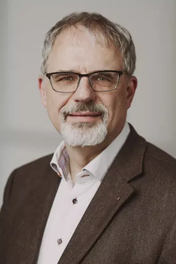 Ein Mann in einem Anzug