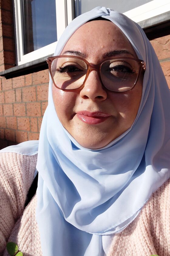 Eine weiblich gelesene Person mit Kopftuch und Brille in einem Selfie-Foto.