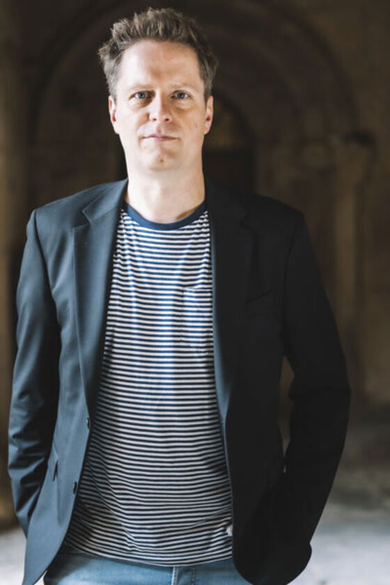 Ein Mann in legerer Kleidung.