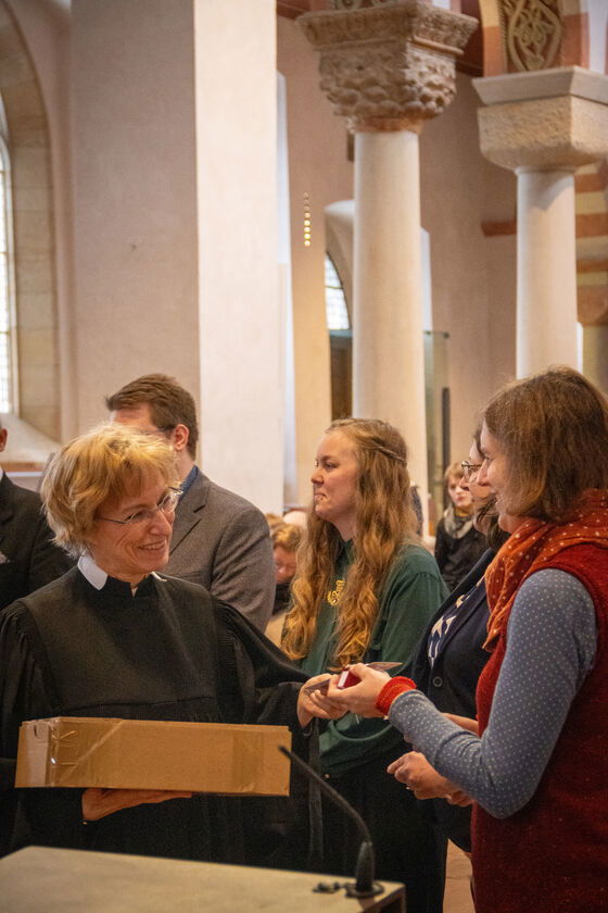 Drei weiblich gelesene Personen in einer Kirche.