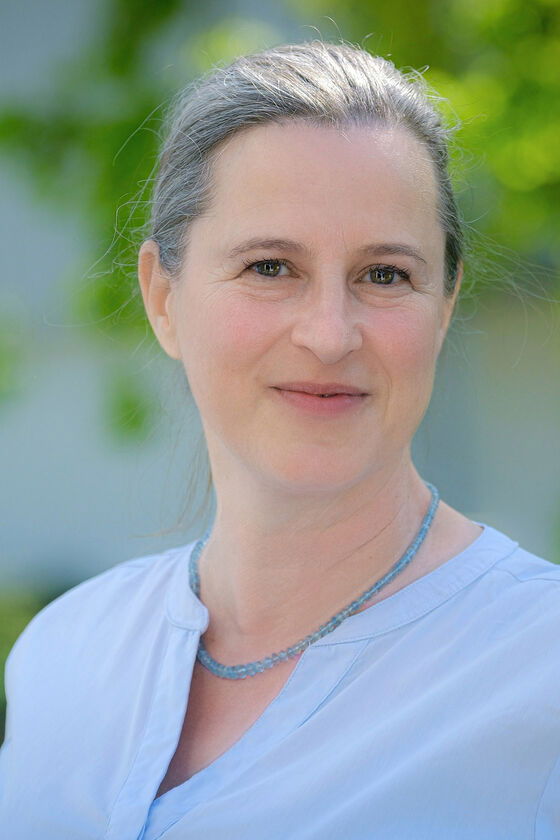 Eine weiblich zu lesende Person