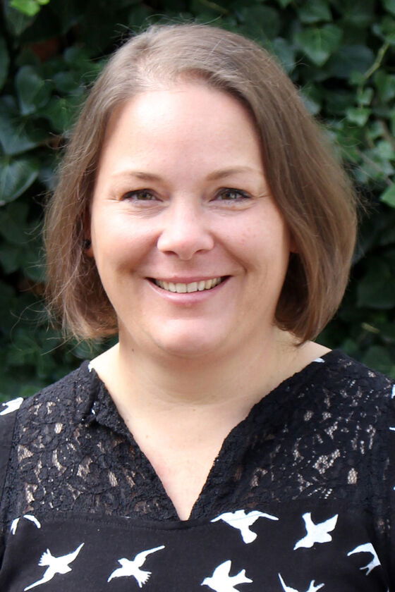 Portraitfoto einer jungen Frau mit halblangen braunen Haaren.