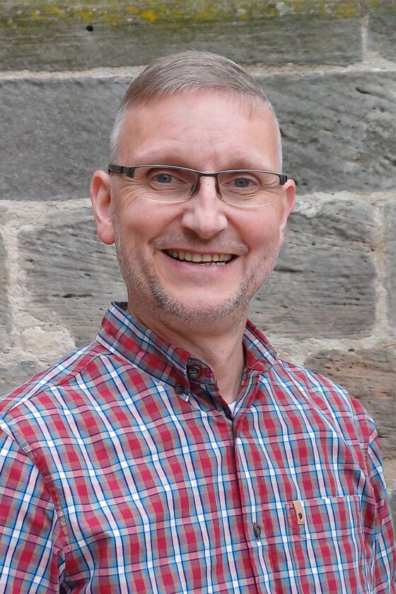 Ein Mann in einem Hemd.