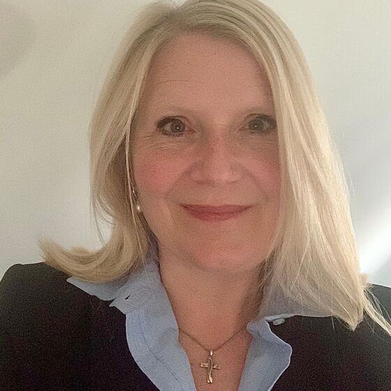 Eine Frau mit blonden Haaren.