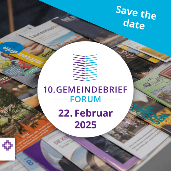 Auf einem Tisch liegen verschiedene Zeitschriften übereinander. Darauf ein weißer Kreis, in dem steht: 10. Gemeindebriefforum - 22. Februar 2025. Rechts oben steht "Save the date"