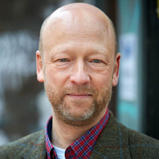 Ein Mann mit Glatze.