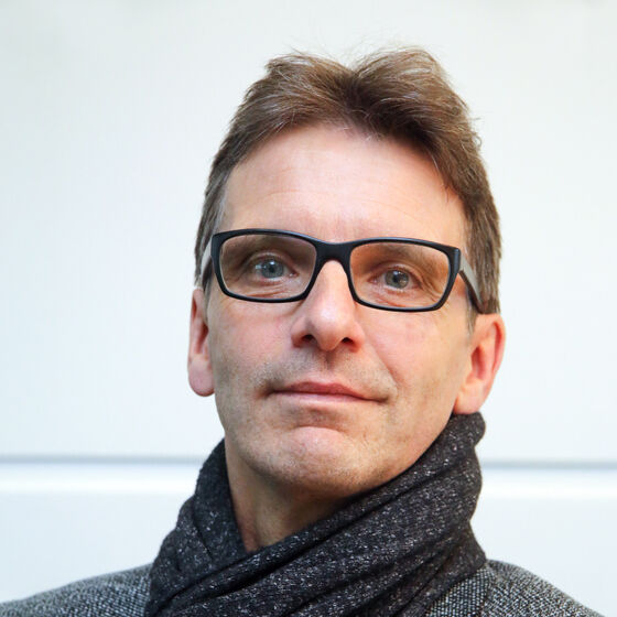 Ein Mann mit kurzen Haaren und Brille.