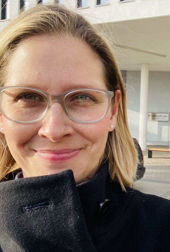 Eine junge Frau mit Brille