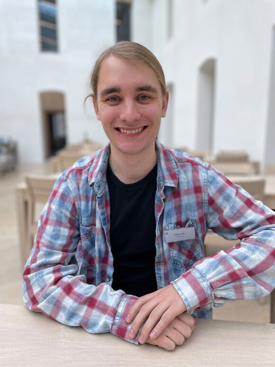 Ein junger Mann mit kariertem Hemd