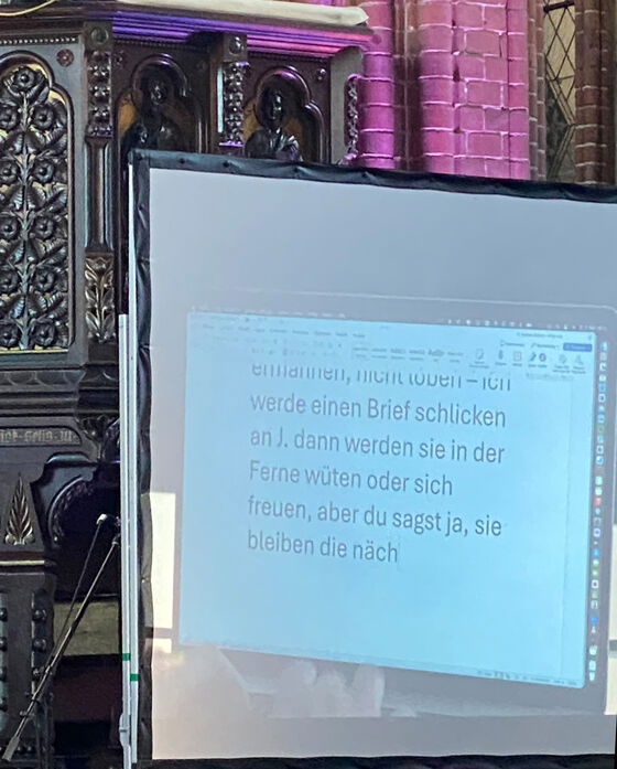 Ein lila beleuchteter Altar.