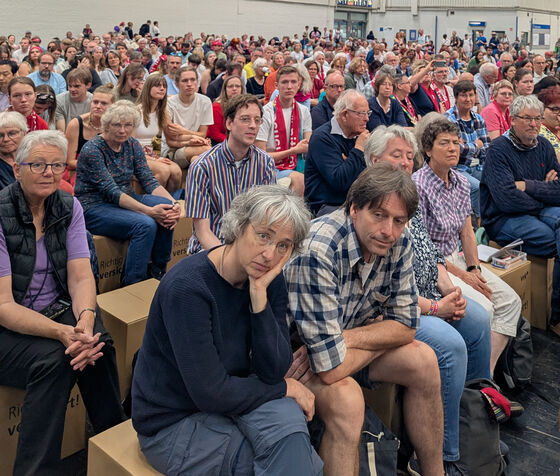 Ein großes Publikum in einer Messehalle.