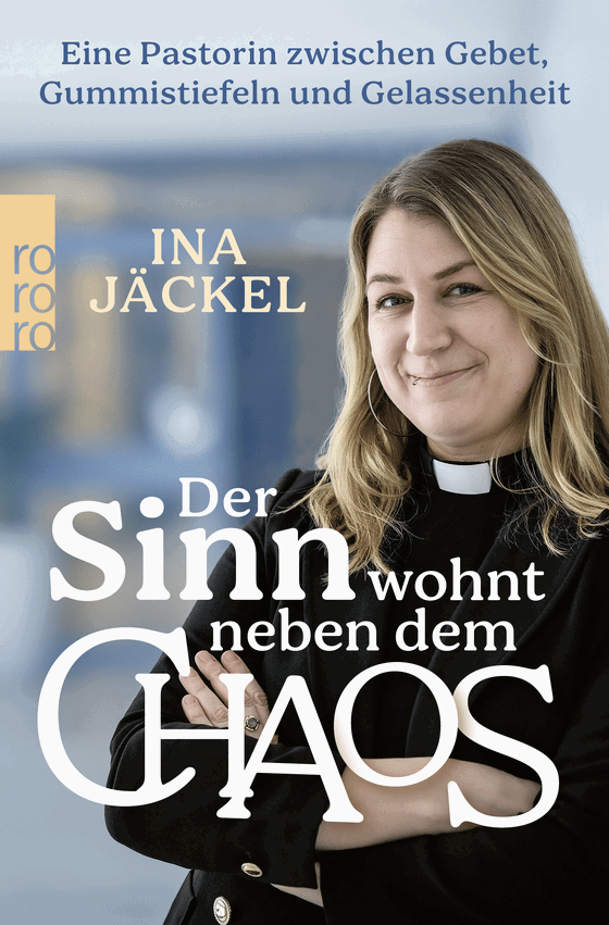 Buchcover mit dem Titel: Der Sinn wohnt neben dem Chaos; abgebildet ist eine als Frau lesbare Person im Talar