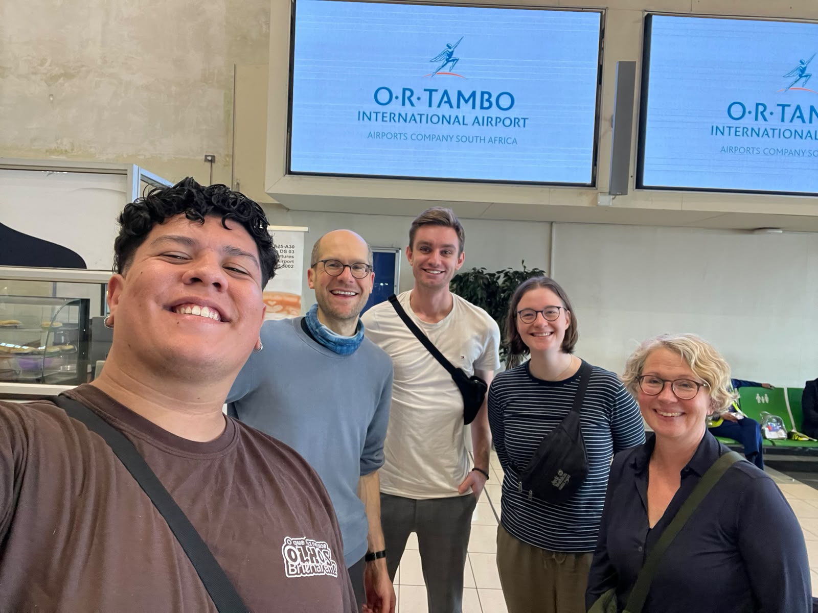 Selfie von Menschen am Flughafen.