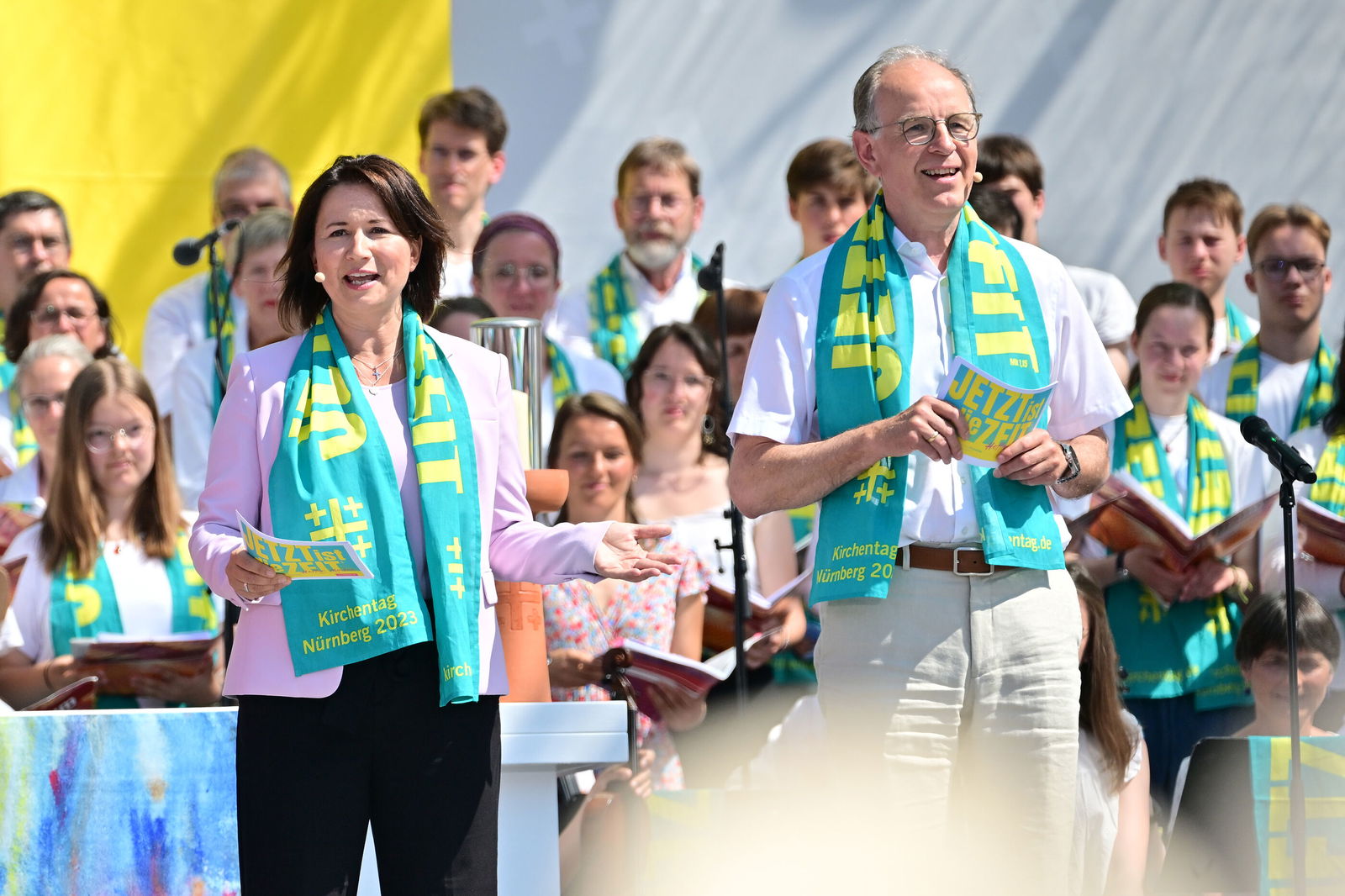 Die designierte Kirchentagspräsidentin für Hannover, Anja Siegesmund, und Landesbischof Ralf Meister laden zum Kirchentag 2025 nach Hannover ein.