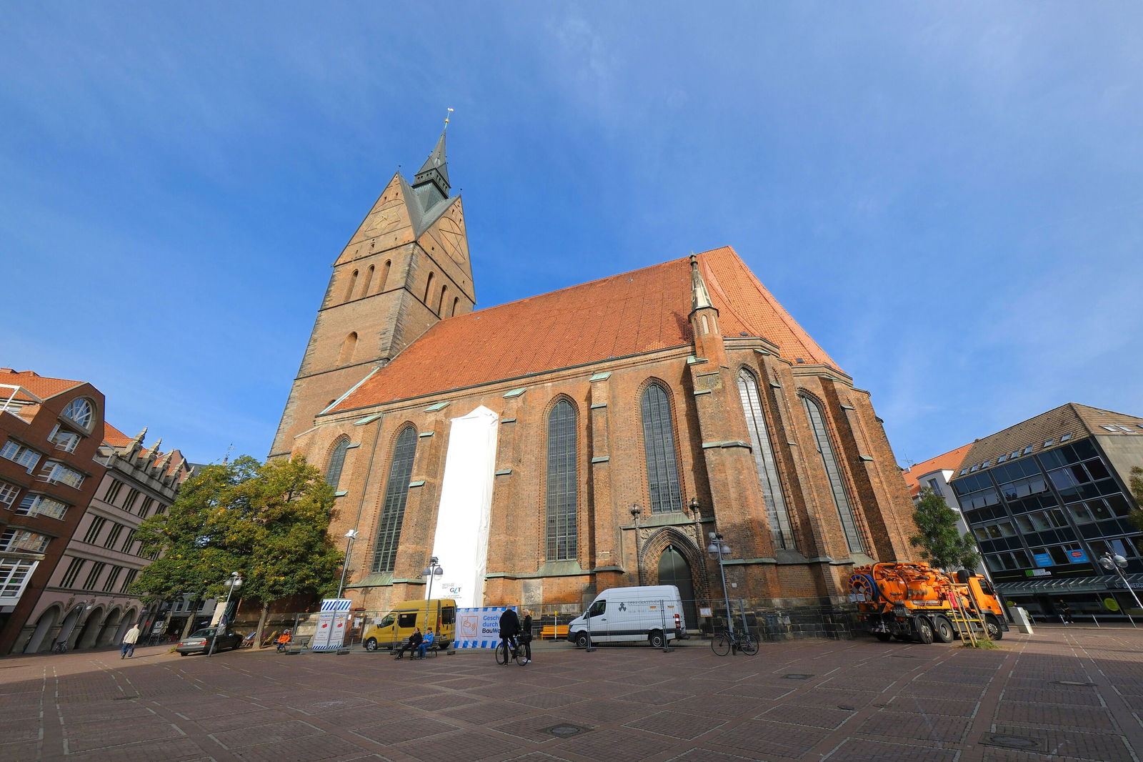 Eine große Kirche unter blauem Himmel, bei der ein Fenster abgeklebt ist.